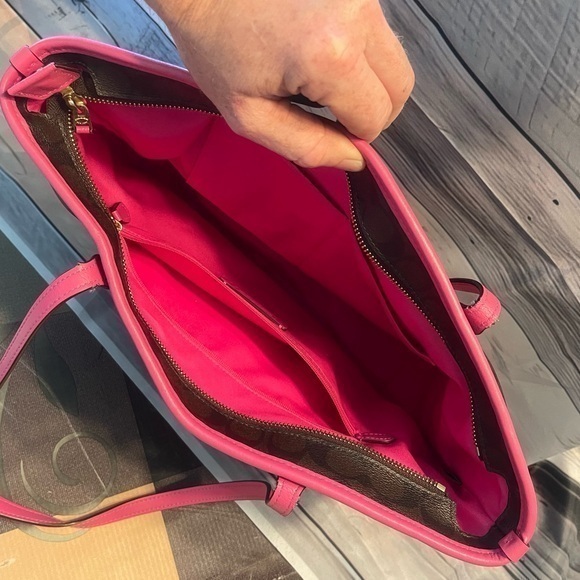 Coach ๐ฅ Signature City Zip Tote w/ matching wallet and checkbook holder ๐ฅ๐ฅ๐ฅ - Picture 6 of 16